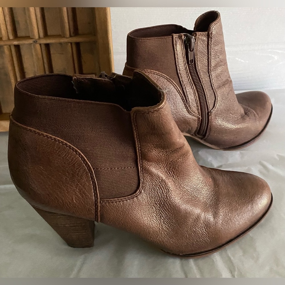 Steve Madden Steven 9.5M brown leather heeled elastic ankle boots with zippers